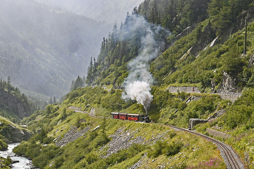 Защо Швейцария построи влак с дължина 2 км?