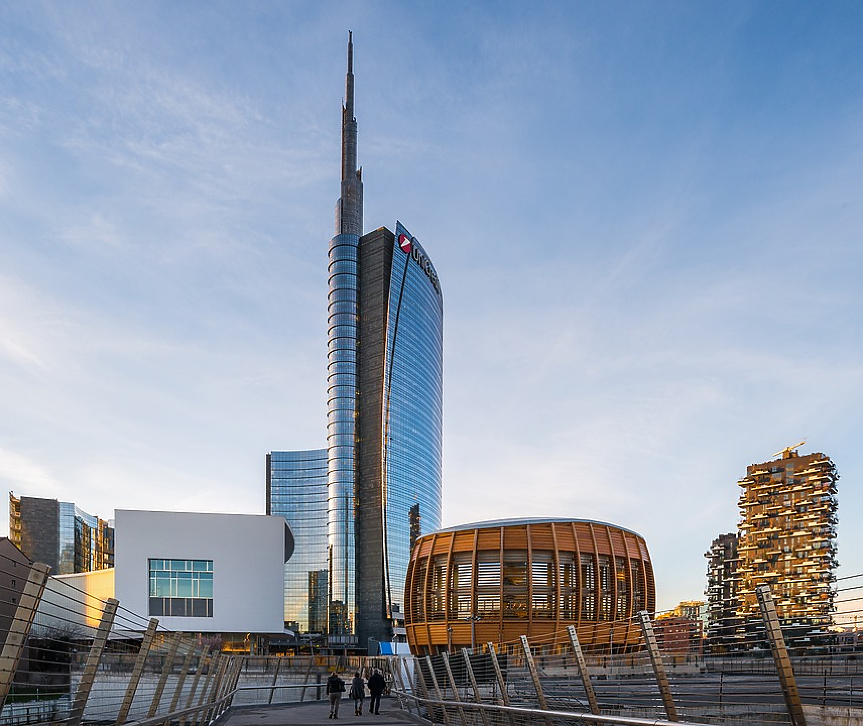 След масивните разрушения в града по време на Втората световна война Милано се превръща в град на небостъргачи. Най-високият от тях е 231-метровата банкова централа UniCredit Tower. Това е най-високата сграда в Италия и осмата най-висока сграда в ЕС.