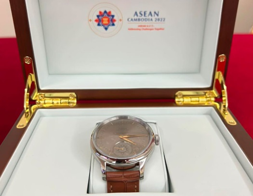 Премиерът на Камбоджа ще раздава луксозни часовници на световни лидери