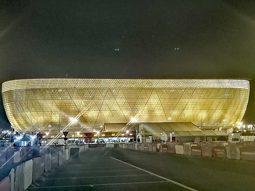 Стадион Лусаил се намира на около 20 км. северно от столицата Доха и е най-големият в Катар. 