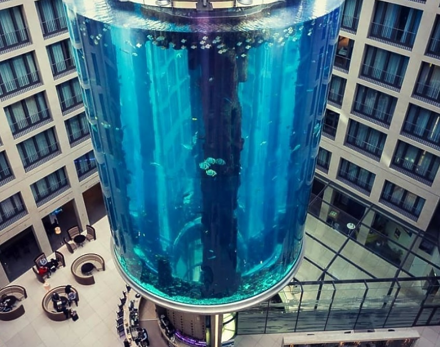 Най-големият цилиндричен аквариум в света се спука и наводни част от Берлин