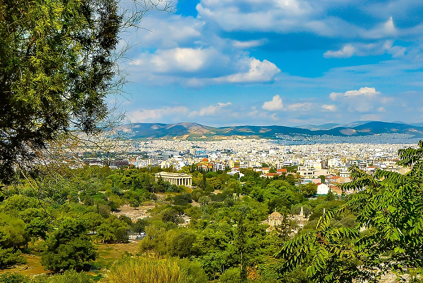 Атина е най-старата столица в Европа, датираща отпреди 3400 години. Тя е и един от най-старите градове в целия свят, населен от поне 7000 години.