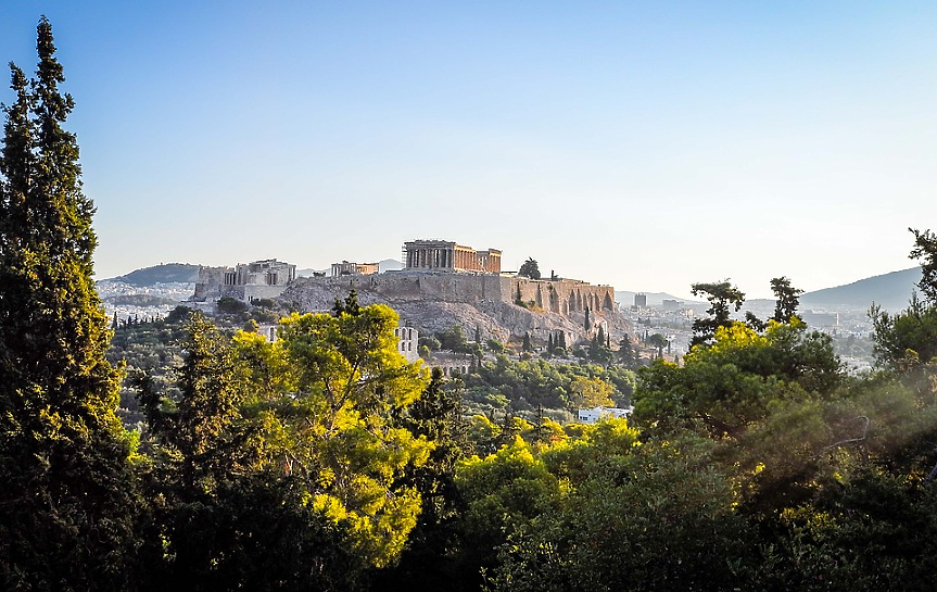 98% от населението на Гърция се състои от етнически гърци. 40% от цялото население живее в столицата Атина.