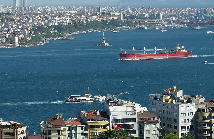 Опашка от танкери на Босфора заради новите санкции върху руския петрол