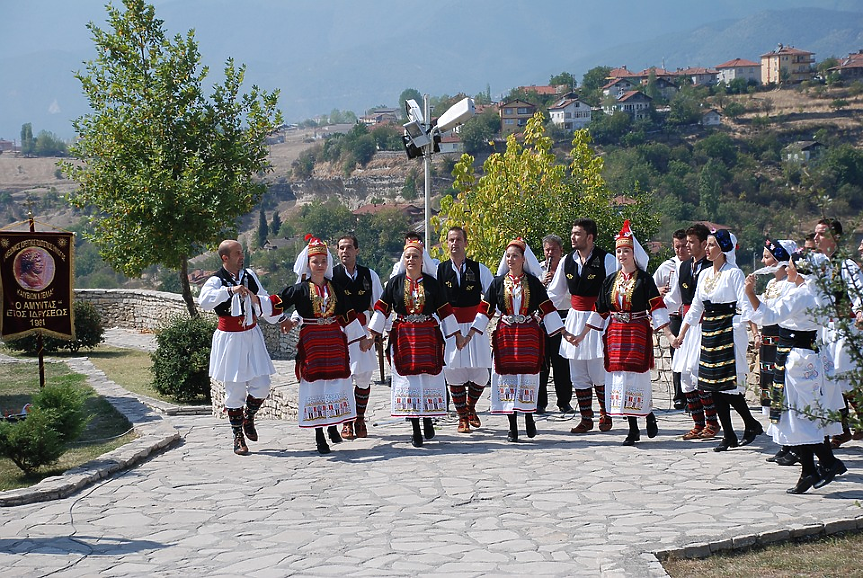 Гърците обичат да танцуват толкова много, че в страната има над 4000 официални традиционни танца. 