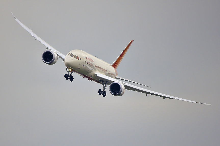 Air India с рекордна поръчка за нови самолети