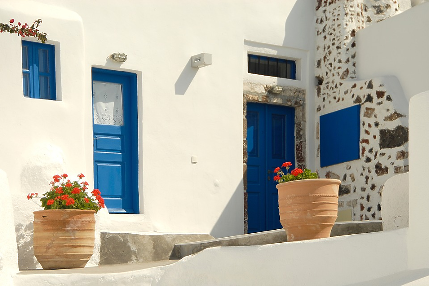 Сините врати в Гърция изглеждат красиви, но всъщност са и функционални.  В Древна Гърция този нюанс на синьото е използван, за да държи злите духове далеч.