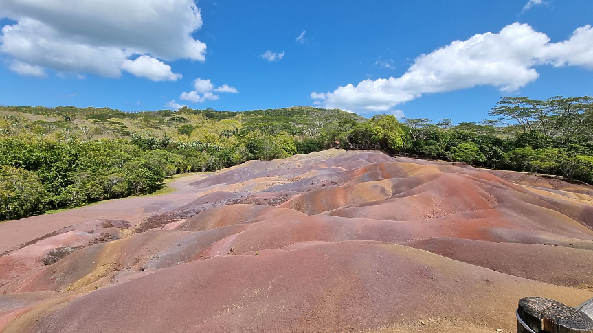 Една от най-популярните забележителности на Мавриций са Цветните дюни близо до Шамарел. Пясъците са оцветени в седем цвята и се смята, че са се образували вследствие на разлагането на вулканична скала.