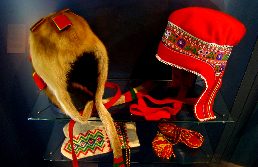 Традиционните местни носии (gákti) символизират различни аспекти от бита и културата на саамите.