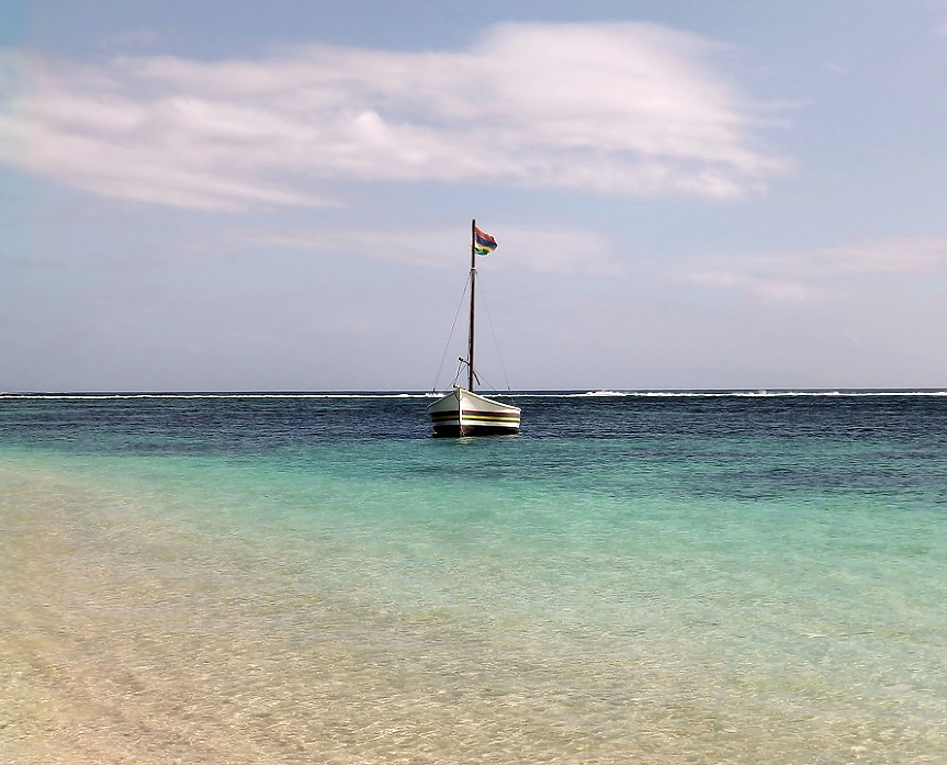 Националният флаг на Мавриций е наричан още „Четирите ленти“ заради лентите с различен цвят, които присъстват в него. 