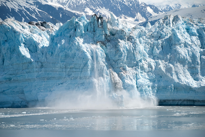 В Аляска има приблизително 100 000 ледника, вариращи от малки циркусови до огромни долинни ледници. В Аляска има повече ледници, отколкото в останалата част от населения свят. 