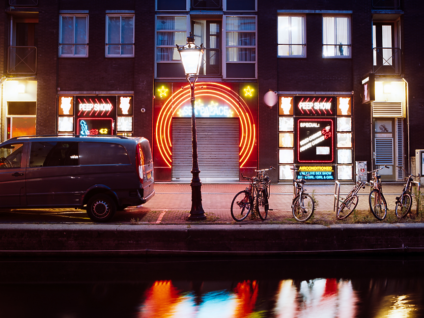 Амстердам забранява канабиса в квартала на червените фенери