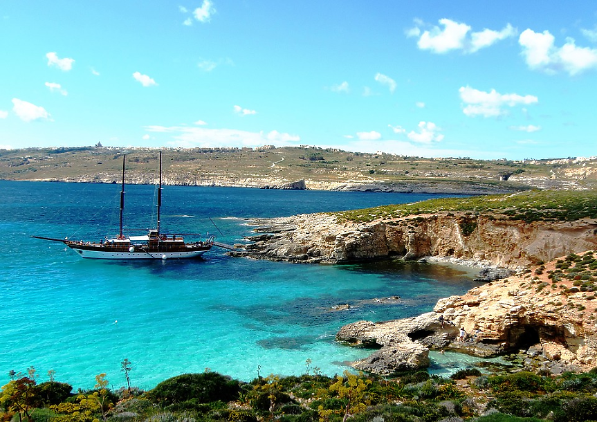 По-голямата част от водите около Малта са с типичния средиземноморски нюанс на синьото. Синята лагуна на остров Комино обаче изглежда като сън - тюркоазена вода, в която обикалят лодки и катамарани.