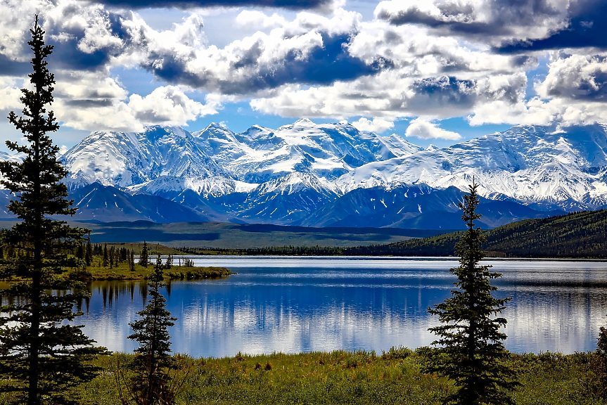 Аляска е дом на 17 от най-високите планини в Северна Америка. От 20-те най-високи върха в САЩ, 17 сe намират в Аляска, включително и най-високият - Денали (6190 метра)