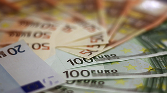 Еврото поскъпна до 9-месечен връх спрямо долара, петролът поевтинява