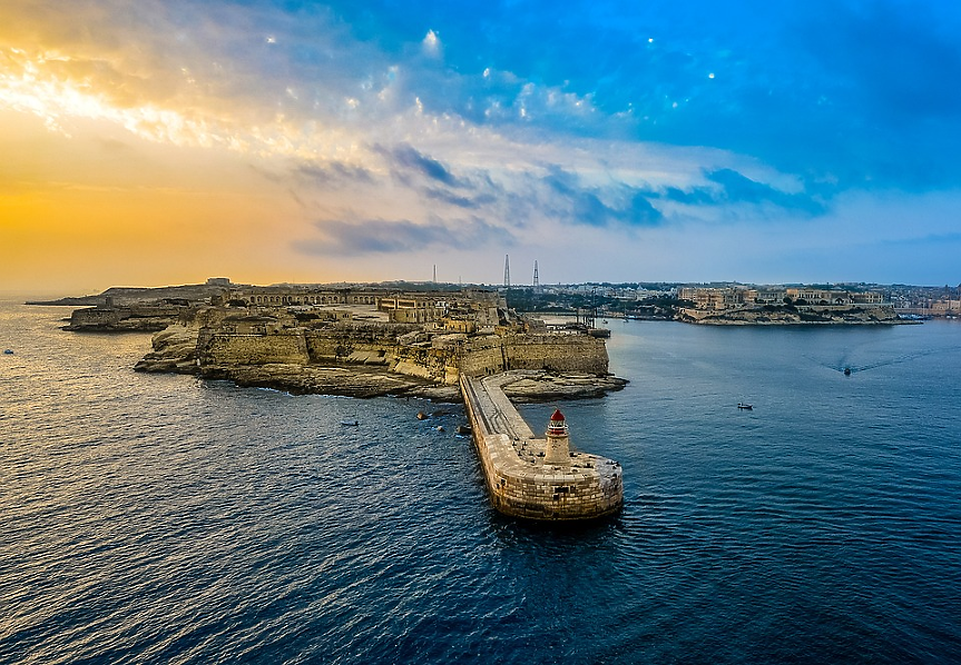 Малта се състои от три различни острова. Гозо има население от около 32 000 души, а Комино е необитаем. И двата са популярни еднодневни екскурзии от Малта и представят различно изживяване от главния остров.