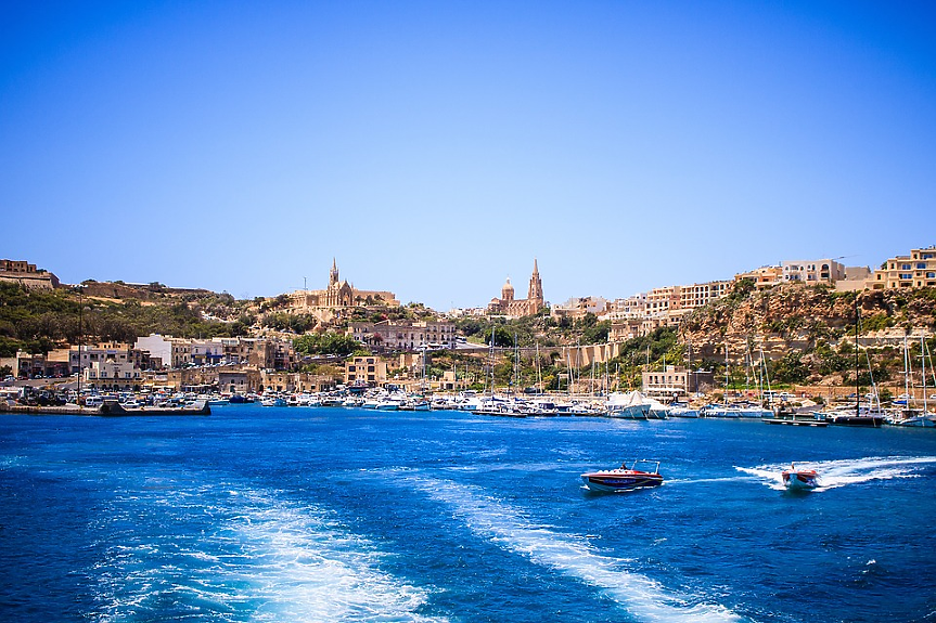 В ясен ден можете да видите Сицилия от бреговете на остров Гозо. Полетът от Малта до най-големия остров в Средиземно море е само 45 минути. Можете да вземете и ферибот. Разстоянието е само около 150 км.