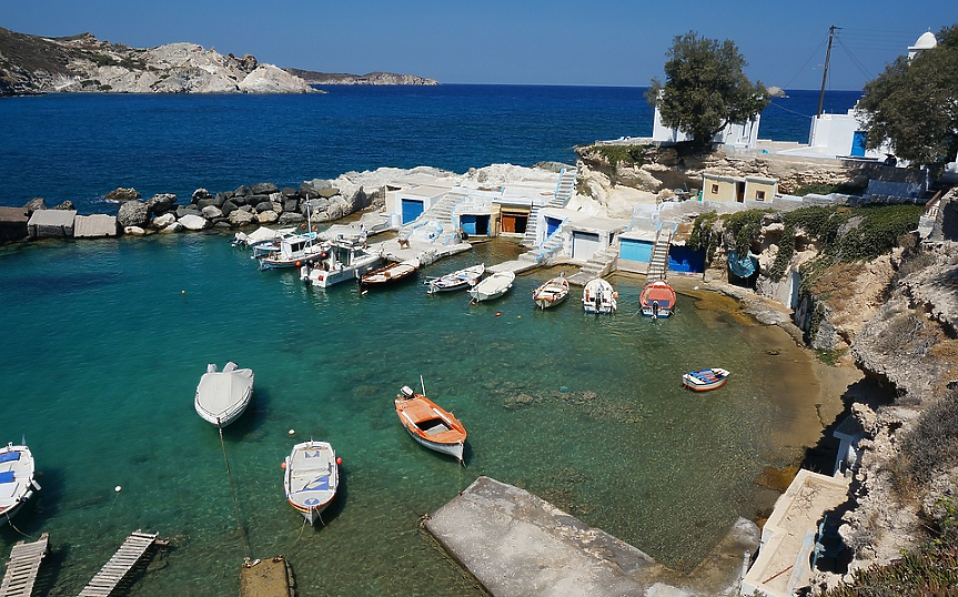 Местните ревниво пазят ценния си Милос и особено неговите 70 плажа - със сигурност най-разнообразната и драматична брегова ивица от всички гръцки острови.