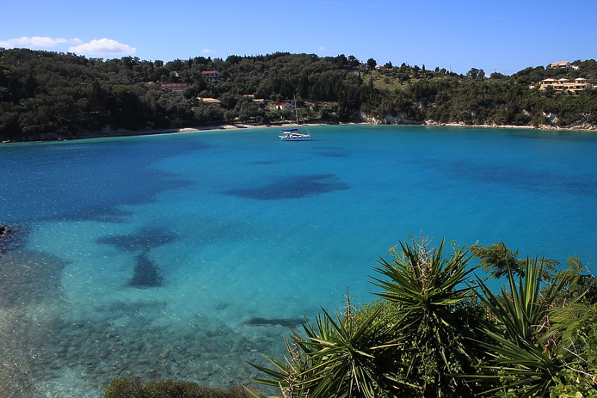 Един от най-малките острови в Йонийско море - Паксос, привлича туристи с електриково синьото си море и трите красиви пристанищни града.