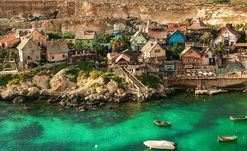 Малта е една от най-малките държави в света, а също и най-гъсто населената в ЕС. Състои се от 315 квадратни км земя, върху която е разпръснато население от над 500 000 души. 