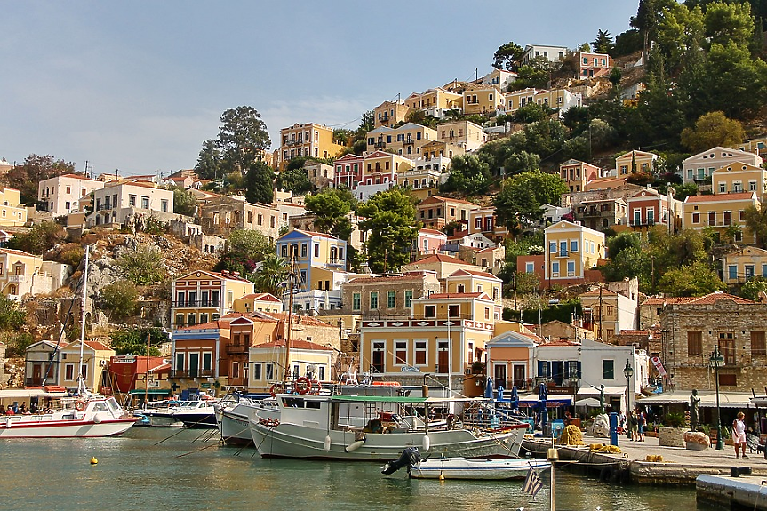 Малкият Сими има най-красивото пристанище в Гърция. Докато заобикаляте носа, неокласически имения във всякакви цветови нюанси се издигат като мираж от морето. Построен от търговци на гъби и подправки от 19-ти век, днес той е национален паметник.