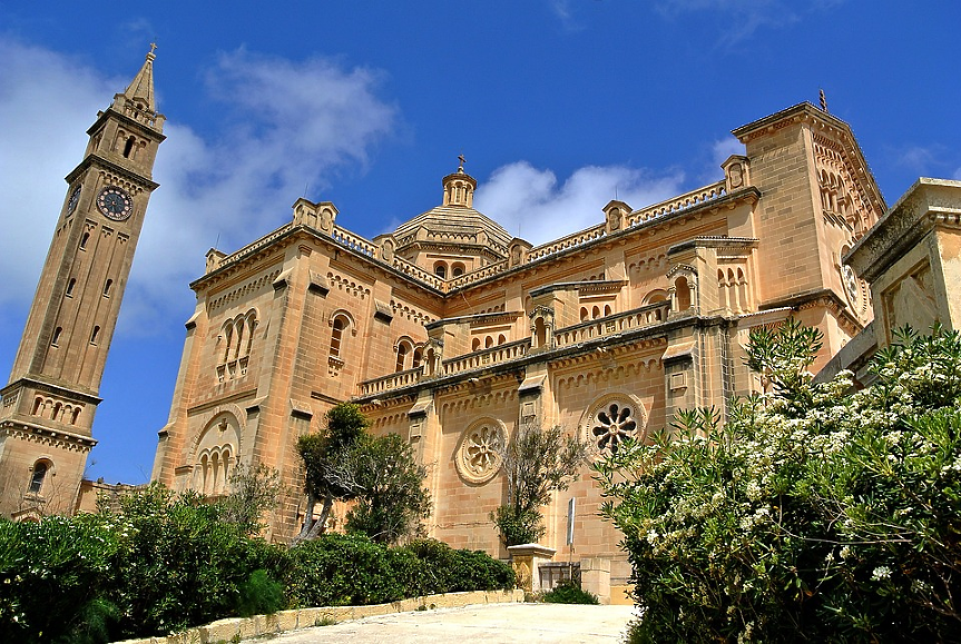 Мдина някога е столица на Малта, а днес е популярна като Тихия град. Основана от финикийците, тя се споменава в библията в историята за Свети Павел. Стените и катедралата са толкова добре запазени, че може да си помислите, че се разхождате през музей.