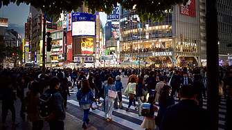 Япония дава по 1 млн. йени на дете на семейства, изнасящи се от Токио 