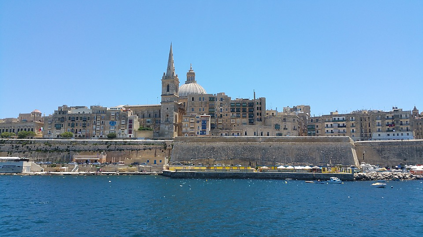 Малта се намира на по-малко от 500 км от бреговете на Африка и арабите са едни от първите окупатори на островите. Техниките за напояване, архитектурата и много градове и имена на улици все още са арабски. Усеща се силно влияние и върху местната кухня.