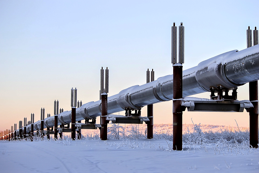 Trans-Alaska Pipeline System е един от най-големите нефтопроводи в САЩ, свързващ петролните находища в Северна Аляска с морското пристанище в град Валдез.