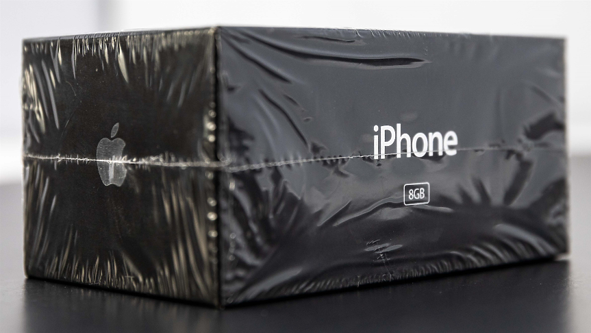 Продадоха на търг първо поколение iPhone за над $63 000