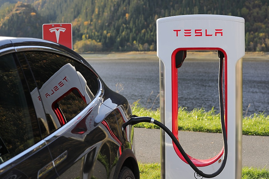 Tesla отваря 7 500 зарядни станции за други марки електромобили до 2024 г.