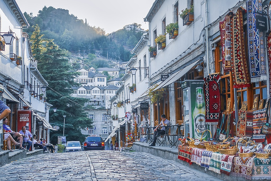 Една от най-разпространените албански традиции се нарича Xhiro. Тя повелява вечер да се излезе на разходка по главната улица. 