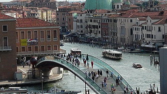 Венеция търси идиот, скочил от триетажна сграда в канал