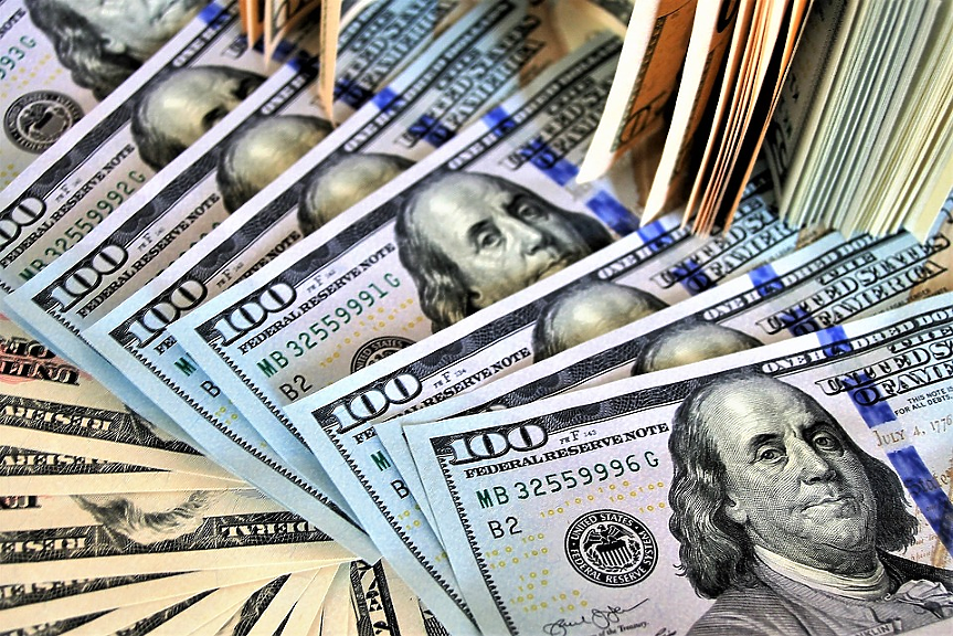 Призивите за дистанциране от щатската валута се засилват, но доларът остава цар