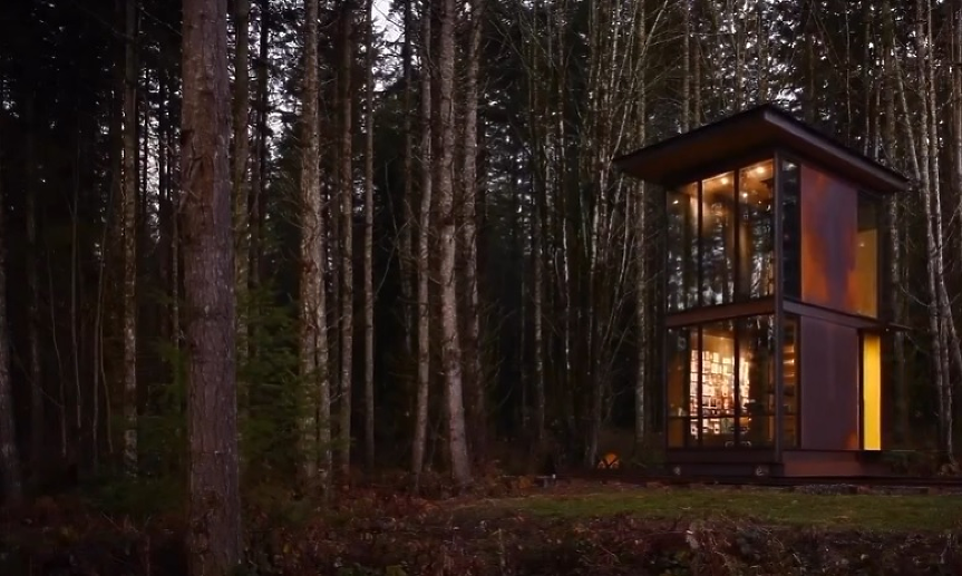 Невероятният офис на релси, който се движи между къща и гора