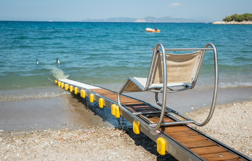 Гърция прави повече от 200 плажа достъпни за инвалидни колички