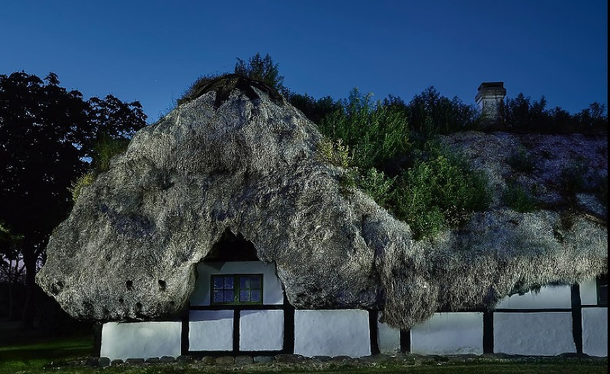 Остров Лесьо: Дом на къщи с 300–годишни покриви от водорасли