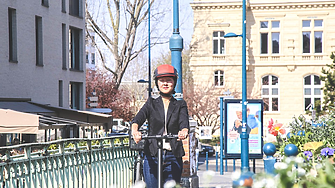 Парижани гласуваха за забрана на електрическите скутери под наем в града