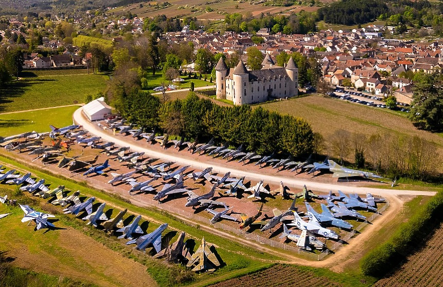 Историята на 700-годишния френски замък със 100 самолета в двора