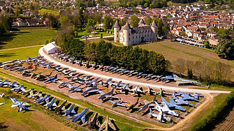 Историята на 700-годишния френски замък със 100 самолета в двора