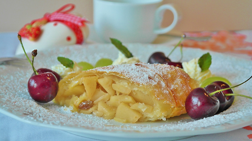 Ябълковият щрудел е традиционно австрийско лакомство, но днес се предлага в сладкарници по целия свят.