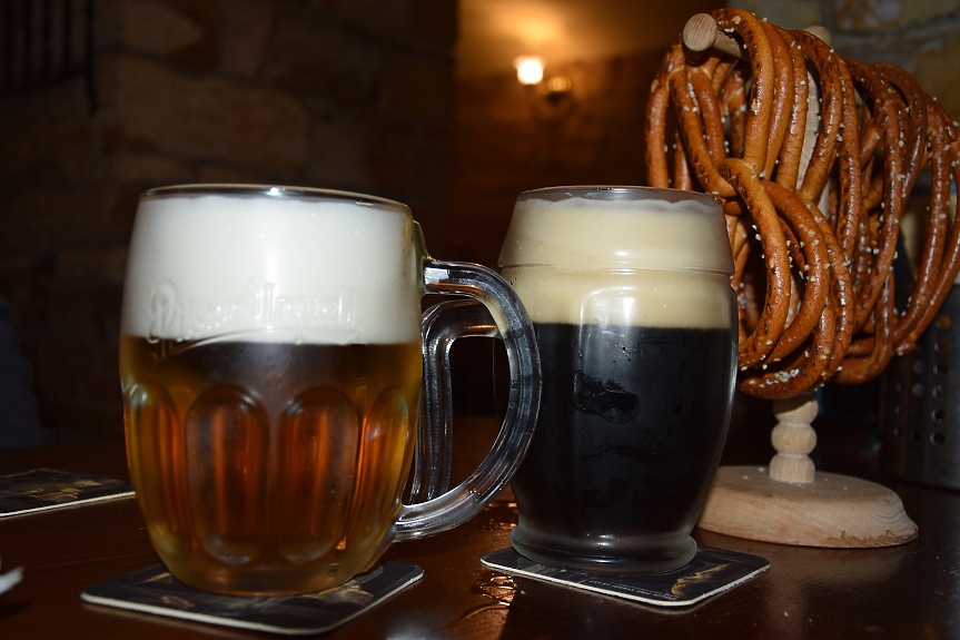 Чехите са световни рекордьори по пиене на бира. Статистически погледнато, всеки чех пие средно 141 литра бира годишно - най-много на глава от населението в света.