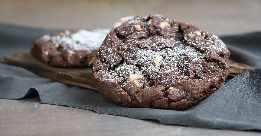 Типичното американско лакомство е измамно просто: рецептата за шоколадови бисквитки има безкрайни фини вариации.