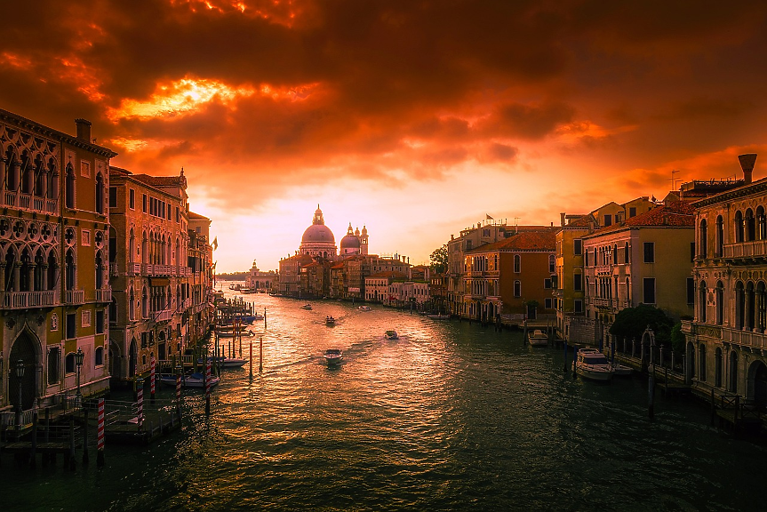 Венеция се вдига над водата. Как?