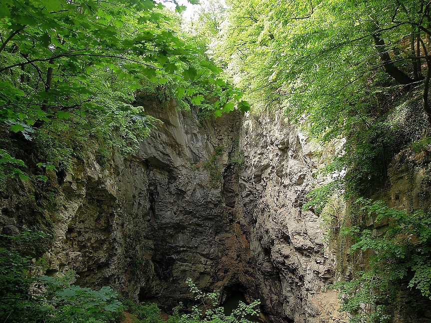Най-дълбоката подводна пещера в света е Храничката бездна, която се намира близо до моравския град Хранице. Тя е дълбока поне 473 метра, но според някои спелеолози дълбочината ѝ е много по-голяма. 