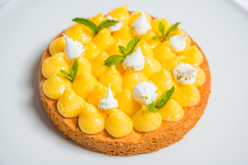 Тънък слой лимонов крем изпълва този класически френски тарт.
