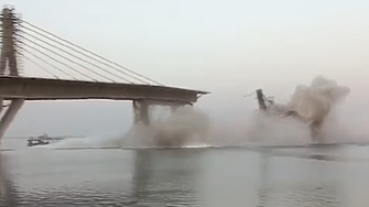 Строящ се четирилентов мост се срути втори път за година (видео)