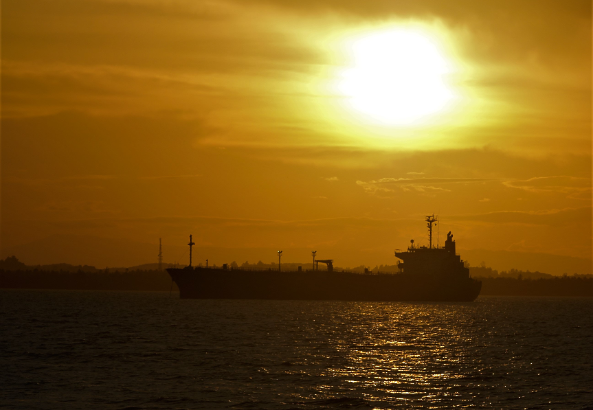 Mорално остарели танкери доставят руския петрол по света 