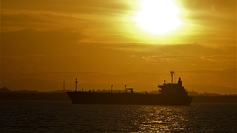 Mорално остарели танкери доставят руския петрол по света 