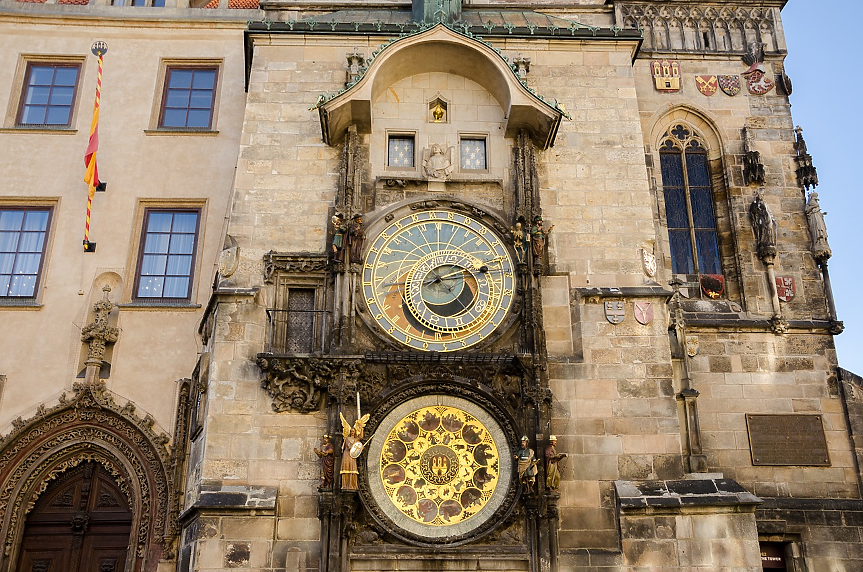 Пражкият астрономически часовник е инсталиран за първи път през 1410 г., което го прави третият най-стар астрономически часовник в света и най-старият , който все още работи.